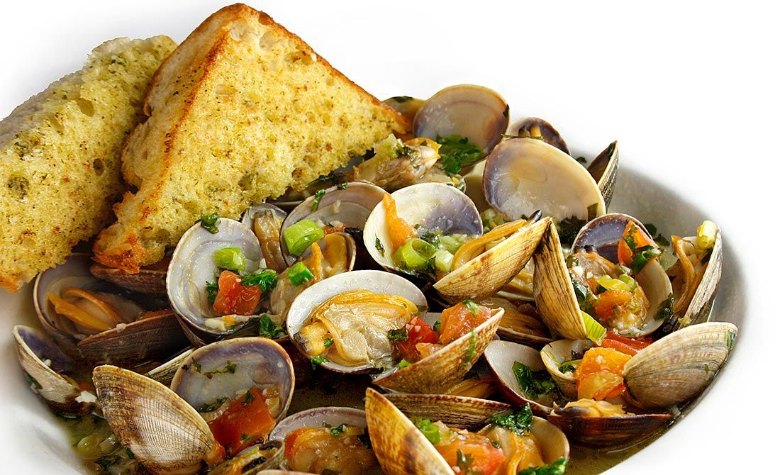 steamed clams in white wine broth with grilled french bread
